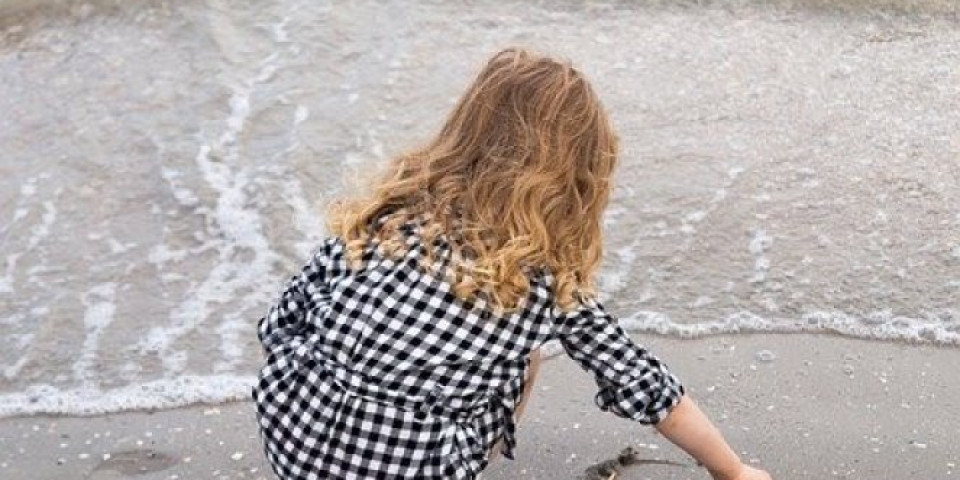 Devojčica šetala sa roditeljima na plaži, pa ugledala nešto neobično: Sliku su pokazali naučnicima koji su bili zatečeni kada su shvatili o čemu je reč