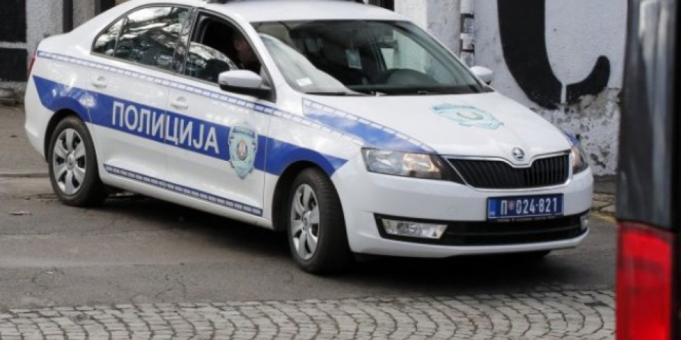 MANIJAK UZNEMIRAVAO MALOLETNICE U AUTOBUSU, POTOM UDARIO ŠAMAR MLADIĆU! Hitno reagovala policija!