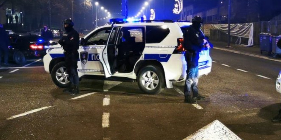 POLICIJA OPKOLILA ZGRADU PUNU MIGRANATA! Drama u centru Beogradu, VELIKA AKCIJA MUP U TOKU!