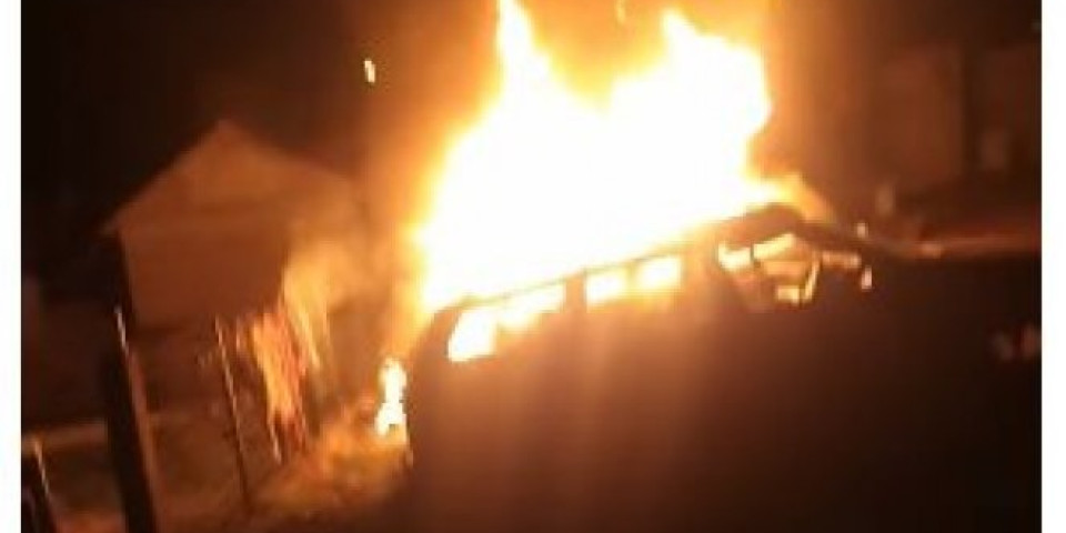 RASTU TENZIJE U NIKŠIĆU! Zapaljen automobil članu demokrata! /VIDEO/