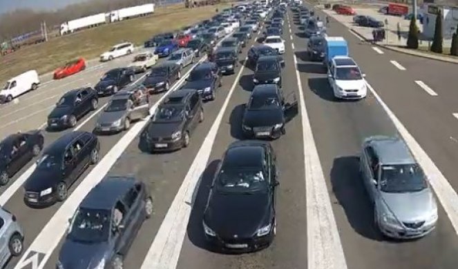 SRBIJA IMA VAKCINE ZA SVE! Kolone vozila na graničnim prelazima čekaju da uđu u Srbiju zbog BESPLATNE VAKCINACIJE! /VIDEO/