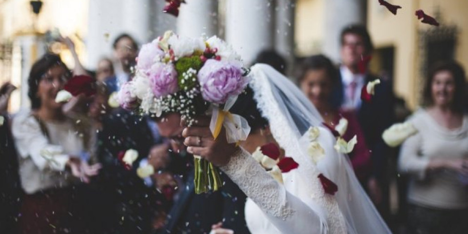 POSLE DVE GODINE PANDEMIJE PAROVI MASOVNO ZAKAZUJU VENČANJA! Termini za svadbe  popunjeni do oktobra