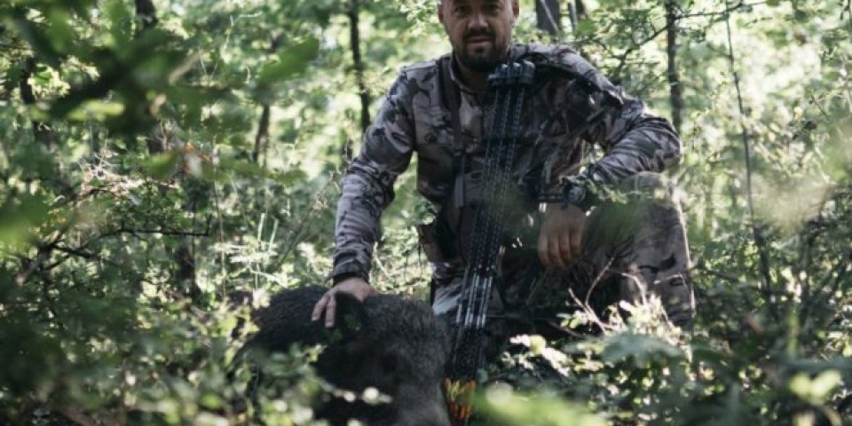 DA SE O MOM ŽIVOTU PRAVI FILM: Čaba Terečik nije običan lovac, on životinje LOVI LUKOM I STRELOM/FOTO/