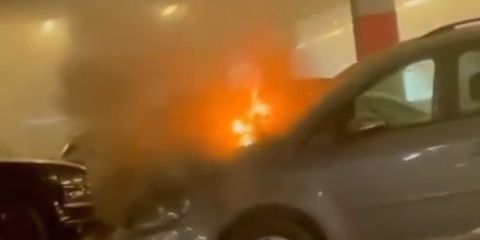DRAMA U GARAŽI TRŽNOG CENTRA NA NOVOM BEOGRADU! Zapalio se automobil u Merkatoru!