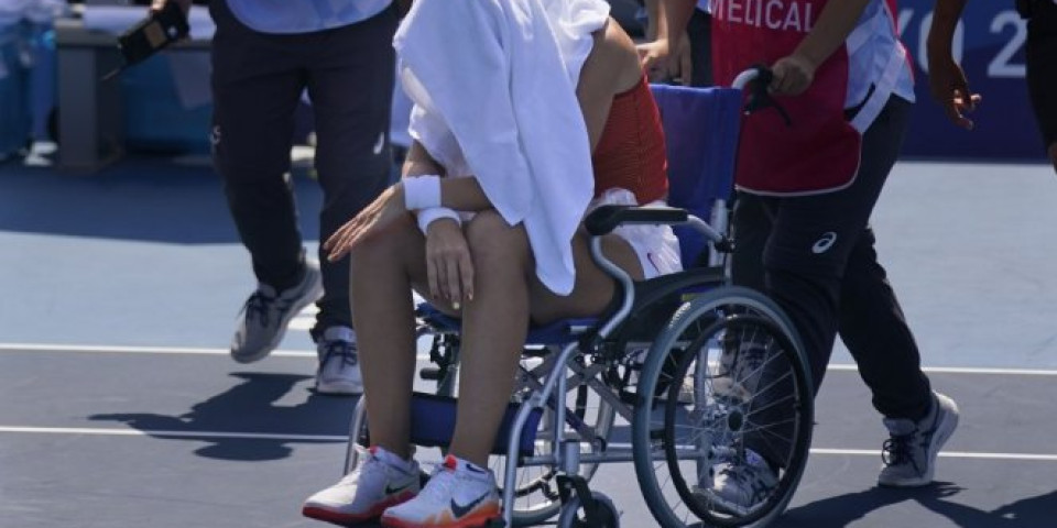 UŽAS U TOKIJU, OVO NIJE HUMANO! Španska teniserka imala toplotni udar, u kolicima je odveli s terena! /FOTO/