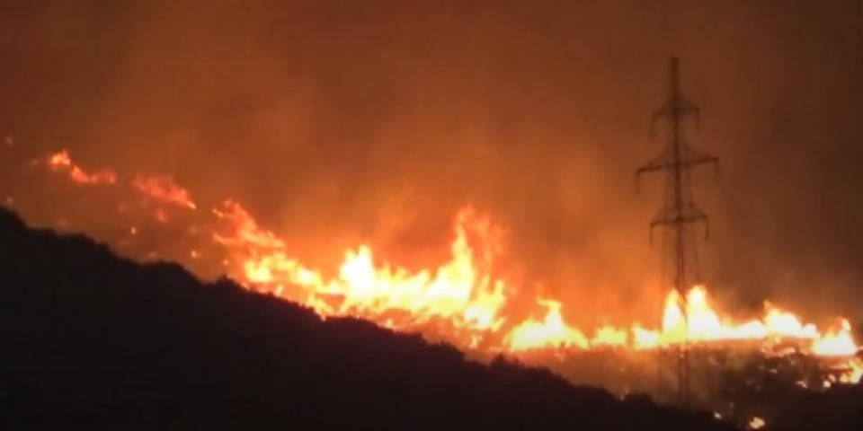 Požar kod Trogira van kontrole, situacija dramatična, na zahtev vatrogasaca zatvorena Jadranska magistrala! /VIDEO/