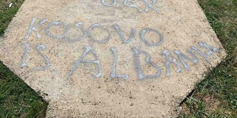 Albanski ekstremisti bi hteli Kosovski boj, grafitima OVK napali na cara Lazara