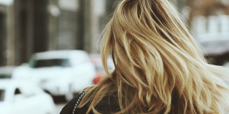5 saveta koji će vam pomoći da spasete kosu od opadanja i isušivanja tokom ZIMSKIH DANA