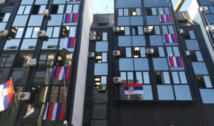 PREDAJA NIJE OPCIJA! Srpske zastave i zgradama Elektrodistribucije Beograd!