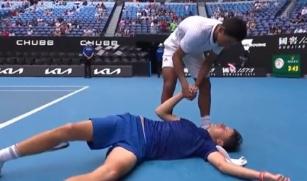 JEZIVA SCENA NA AUSTRALIJAN OPENU! Teniser se srušio na pod, protivnik odmah dotrčao, a on iznet na kolicima... (VIDEO)