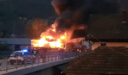 VELIKI POŽAR I EKSPLOZIJE U IVANJICI! Prodavnica izgorela do temelja, vatrogasci pokušavaju da obuzdaju vatru (VIDEO)