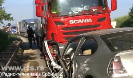 (VIDEO) AUTOMOBILOM PREŠLA U SUPROTNU TRAKU I ZAKUCALA SE U KAMION! Teška nesreća na obilaznici oko Beograda, žena povređena!
