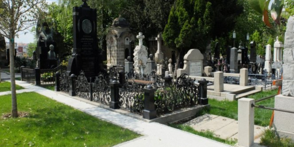 Smeta im ćirilica: Uprava groblja u zadarskoj opštini traži da se ukloni nadgrobna ploča!