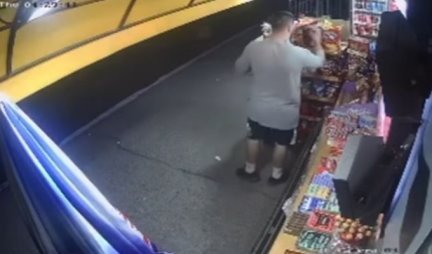 POGLEDAJTE KAKO LOPOVI PELJEŠE TRAFIKU U ŽARKOVU! Dvojica muškaraca ukrala piće iz frižidera, pa se vratili po grickalice (VIDEO)