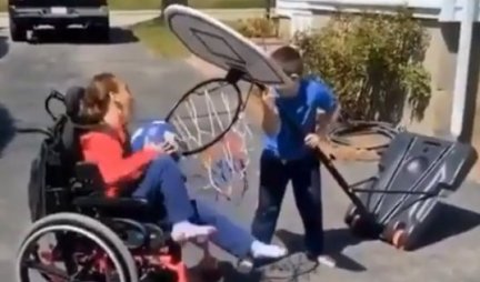 SNIMAK KOJI JE POTOPIO TVITER! Brat pomogao sestri u kolicima da igra košarku  - LJUBAV BEZ GRANICA (VIDEO)