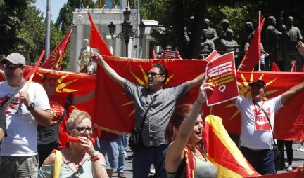 ŠOK ZA URSULU U SKOPLJU! U Sobranju zapaljen francuski predlog, haos ispred skupštine, "bugarizacija" Makedonaca neće proći, oko nekih stvari nema pregovora