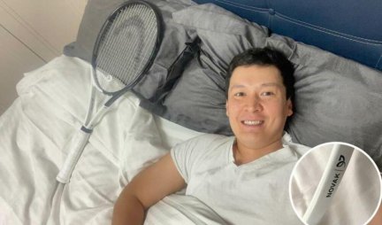 (FOTO/VIDEO) HIT PRIČA! KAZAHSTANAC SPAVA SA NOVAKOVIM REKETOM! Noletov fan ni u krevet ne ide bez poklona našeg tenisera!