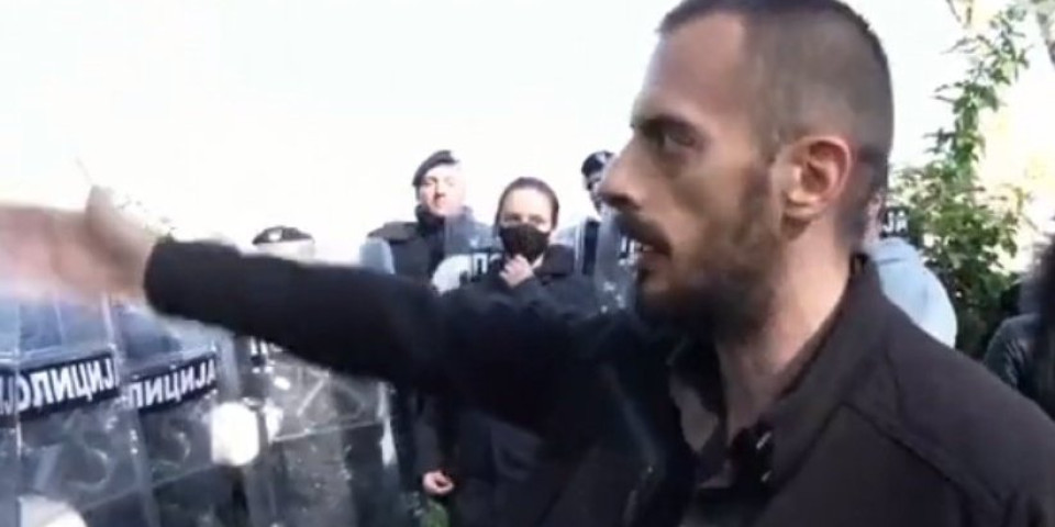 (VIDEO) SKANDAL U NOVOM SADU! Brajan Brković, unuk srbomrsca Jevrema Brkovića, verbalno napadao policajce!