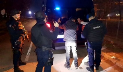 Policijska akcija u Zemun Polju! Zaustavljen kombi pun migranata