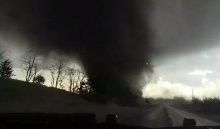 SERIJA RAZORNIH TORNADA OPUSTOŠILA AMERIKU! Vozač automobila oluju snimao izbliza, a onda... "O moj Bože"! (FOTO/VIDEO)