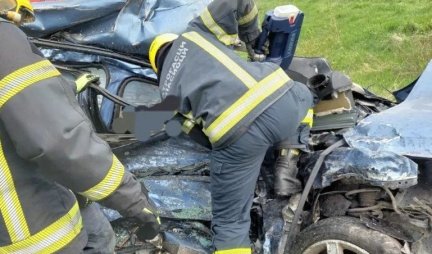 Prevrnuo se automobil kod Alibunara: Vozača izvlačili vatrogasci