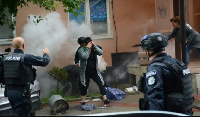KOSOVSKA POLICIJA NAPALA SRBE! Ušli u zgradu opštine Zvečan, suzavcem i šok bombama na okupljene građane! (VIDEO)