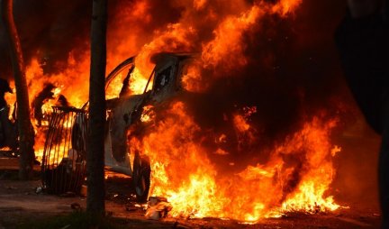 Izgoreo automobil na Čukarici! Sumnja se da je požar podmenut, policija radi na identifikaciji piromana