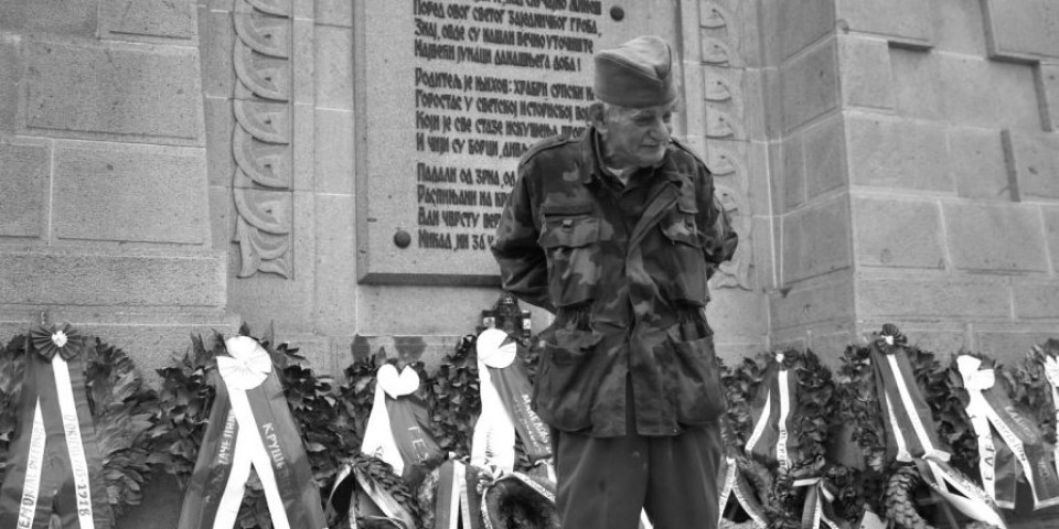 Deda Đorđe sahranjen u srpskoj uniformi i sa šajkačom! Čuvar Zejtilnika na večni počinak ispraćen uz himnu "Bože pravde"