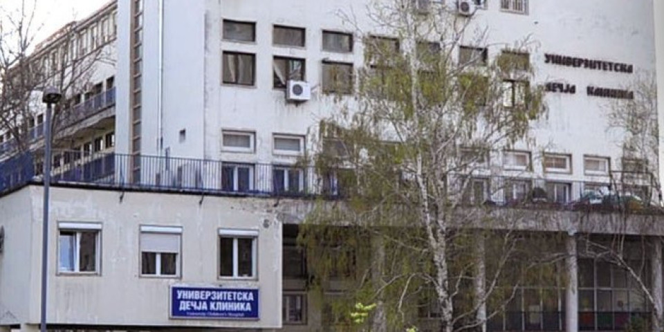 Poznato stanje dečaka koji je upucan u Sarajevskoj: Muškarac (66) ga sa prozora stana iz vazdušne puške pogodio dok se igrao u parku