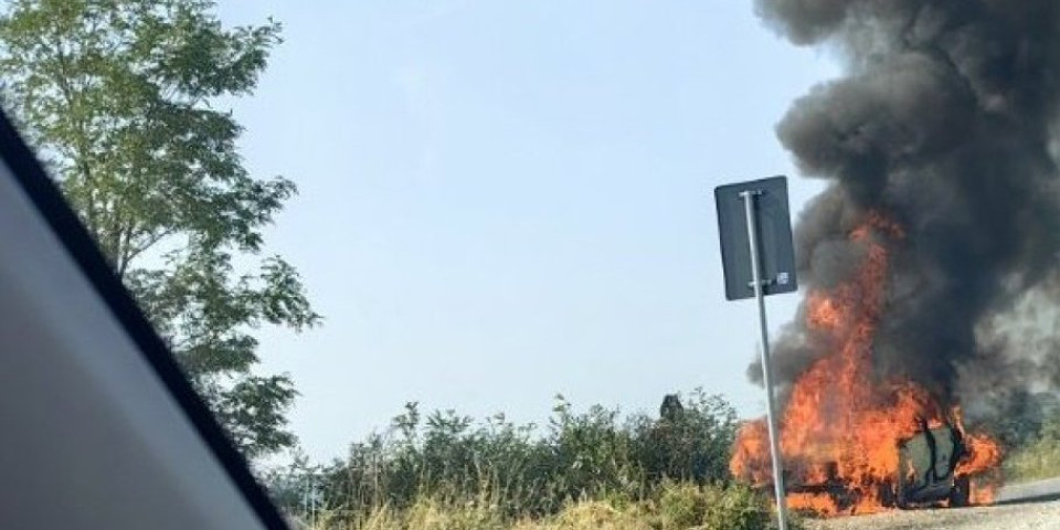 Snimak požara na auto-putu! Izgoreo automobil kod Šimanovaca