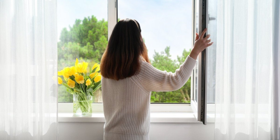 Žena je ujutru pogledala kroz prozor i nije mogla da veruje svojim očima! Evo ko joj se uselio u dvorište kuće (VIDEO)