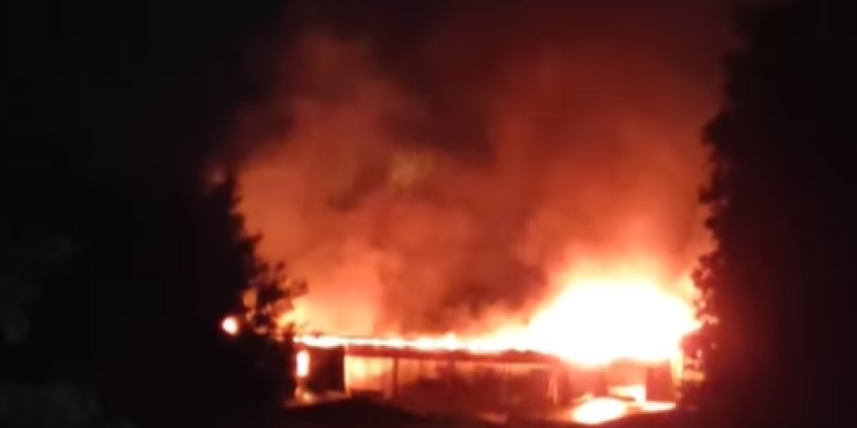 Gori železnička stanica u Boru! Vatrogasci se bore se velikom vatrenom stihijom! (VIDEO)