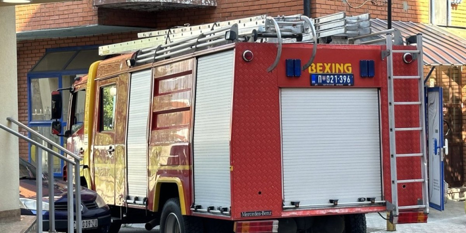 Požar u centru Čačka: Zapalio se frizerski salon, svi su odmah "izleteli" van objekta (FOTO)