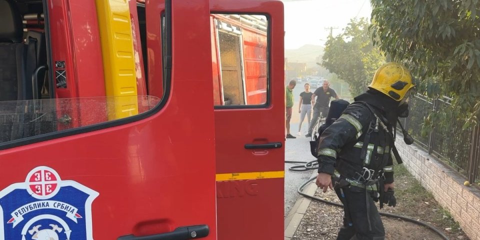 Bukti požar u Makenzijevoj: Zapalio se restoran, dve osobe povređene