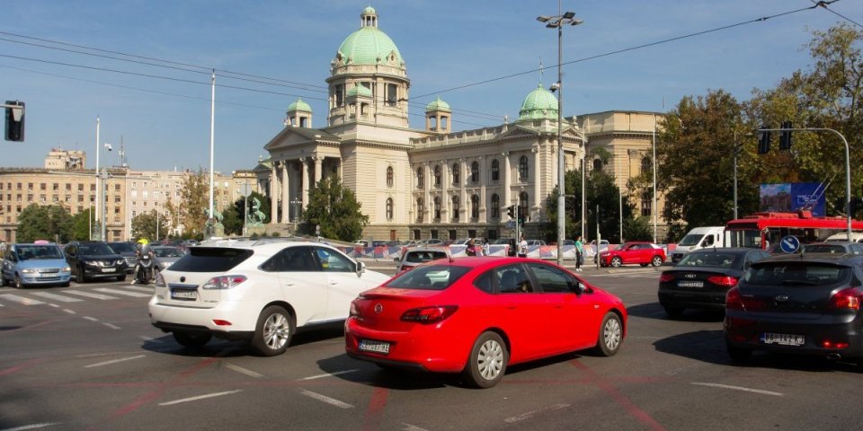 Kazne paprene, odluka sutra stupa na snagu! Evo ko sve mora imati beli automobil u Beogradu!