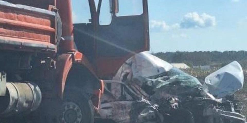 Jeziva nesreća u Zemunu: Sudar kamiona i automobila