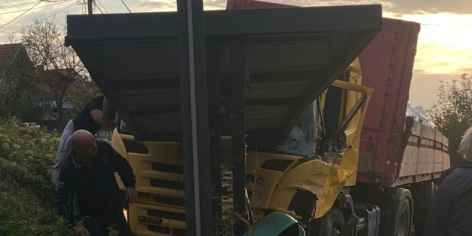(FOTO/VIDEO) Sudar kamiona i autobusa u Bariču: Metalna šipka probila kabinu teretnjaka