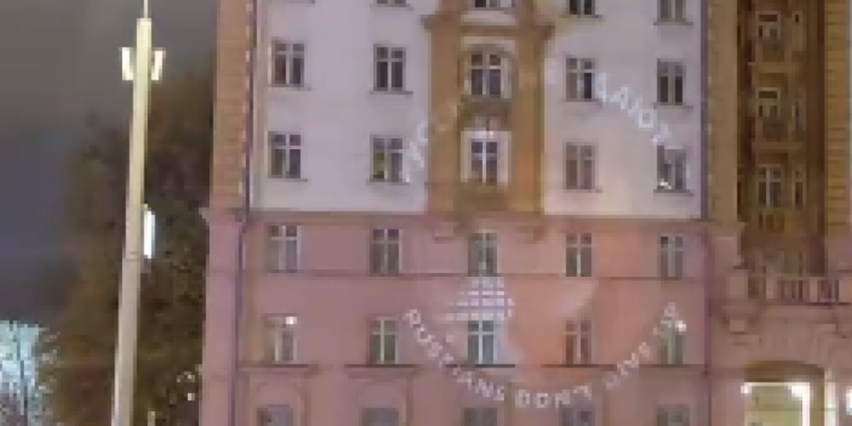 (VIDEO) Šok! Na amabasadi SAD-a u Moskvi osvanula misteriozna poruka! Snažne reči zatresle Ameriku!