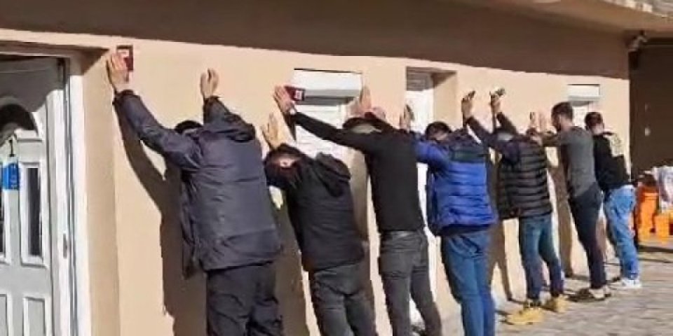 Ilegalci iz Turske uzurpirali kuću u Prokuplju! Migranti bez dokumenata privedeni u policiju