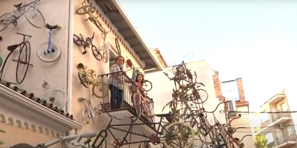 Na fasadi ove kuće u Španiji postavljeno je 200 bicikala! Evo zbog čega (VIDEO)