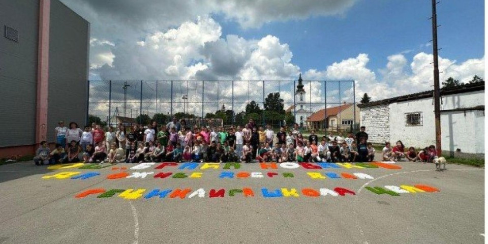 Cela Srbija treba da vidi šta su stavili ispred učionice u Vojvodini
