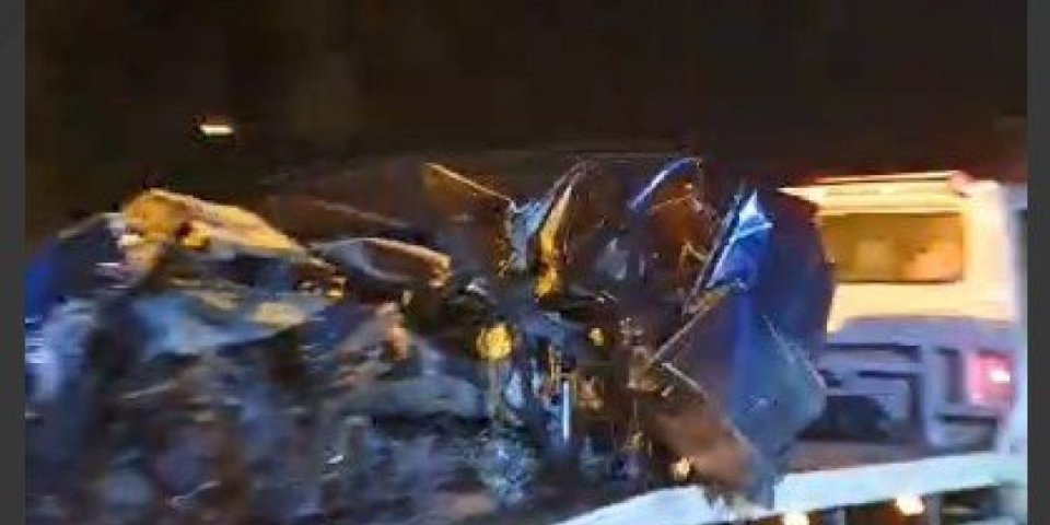 (FOTO/VIDEO) Udario u trafo-stanicu u Sjenici: Vozač teško povređen, lekari mu se bore za život