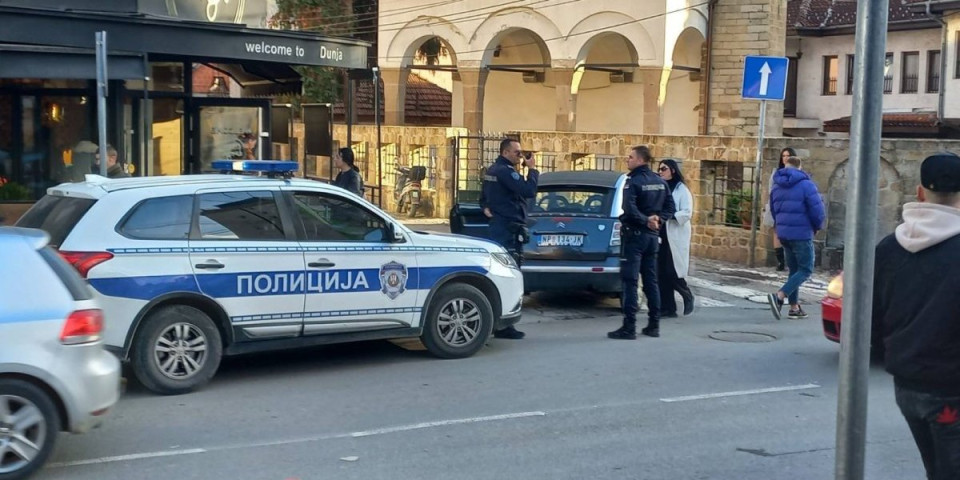 (FOTO/VIDEO) Bežao policiji kolima, pa nastavio peške: Filmska potera u Novom Pazaru