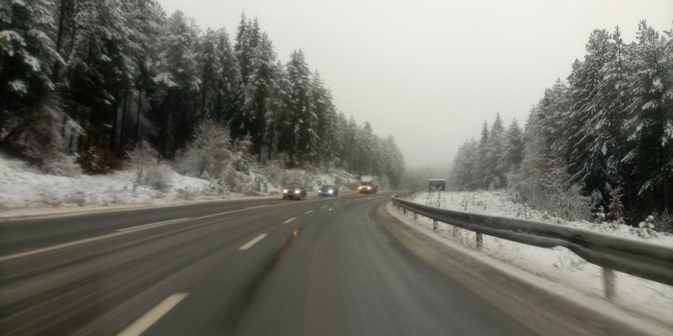 Saobraćaj se odvija usporeno: Šleper sleteo zbog snega