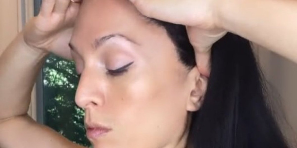 Rešite se bora, bez botoksa! Ekspert za "jogu za lice" otkrila 2 metode kako da uklonite linijice sa čela (VIDEO)