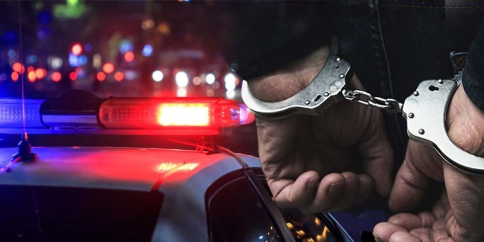 Uhapšen Novosađanin: Pretresom stana policija pronašla oružje i drogu