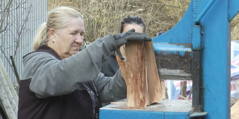 Žena zmaj: Borisava sama iscepala 30 metara drva za ogrev! Čačanka motivisala mnoge žene!