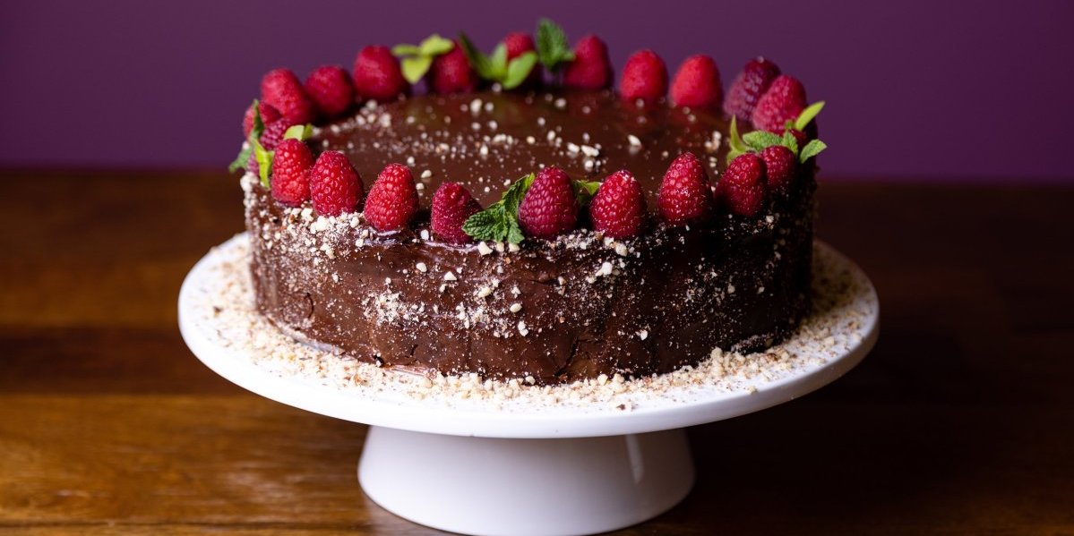 Recept za preukusnu baron tortu! Kraljevski raskoš u jednom kolaču, savršeni spoj čokolade i maline