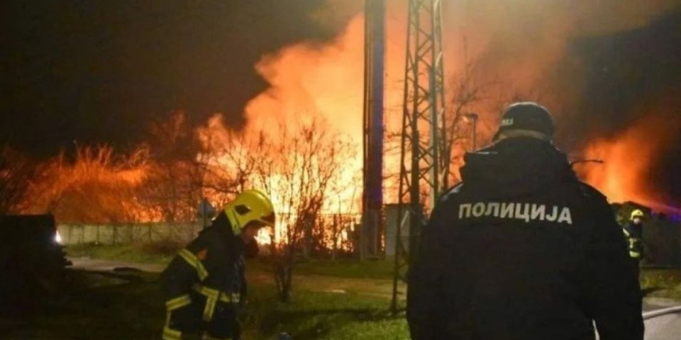 Vatrena stihija guta kuću! Veliki požar izbio na Čukarici, vatrogasci u akciji( VIDEO)