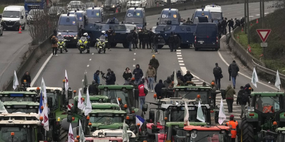 Prsa u prsa! Totalni haos u Francuskoj, žandarmerija traži pojačanje kod Renžisa! Postaje sve napetije, uhapšeno 18 farmera! (VIDEO)